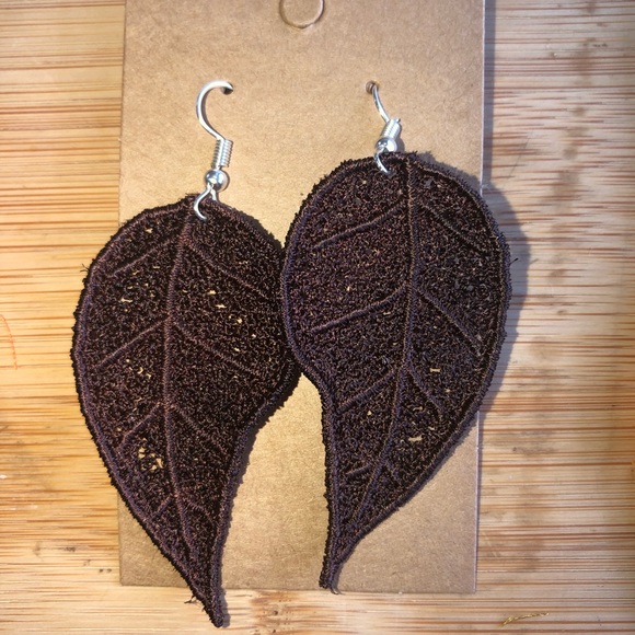 Embroidered lace leaf earrings - Picture 2 of 3